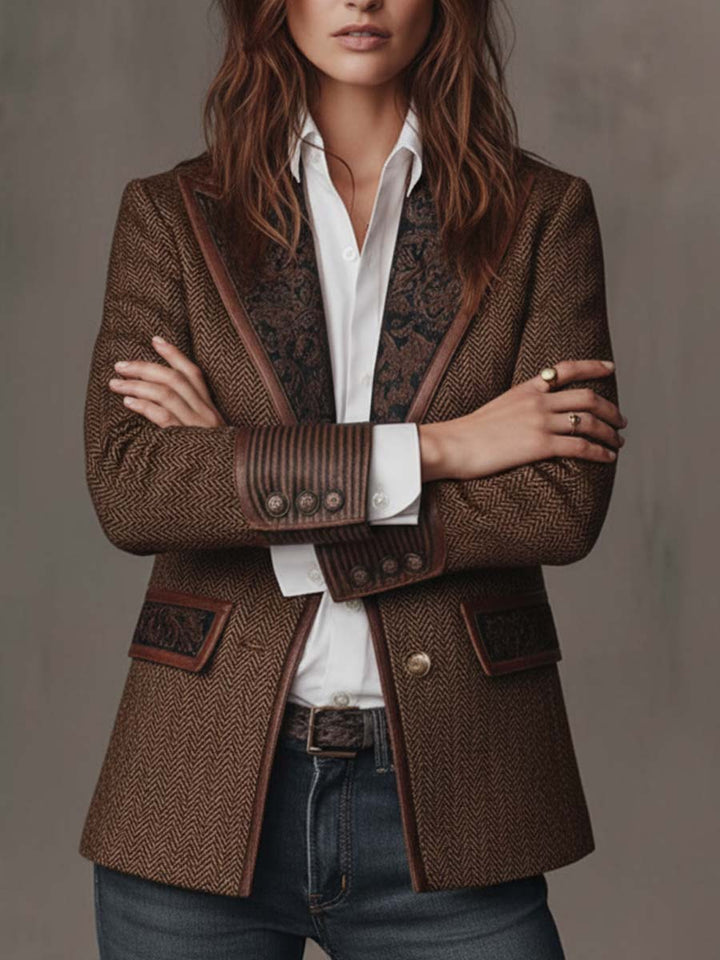 Gisèle™ Blazer in Braun – Vorderansicht mit verschränkten Armen