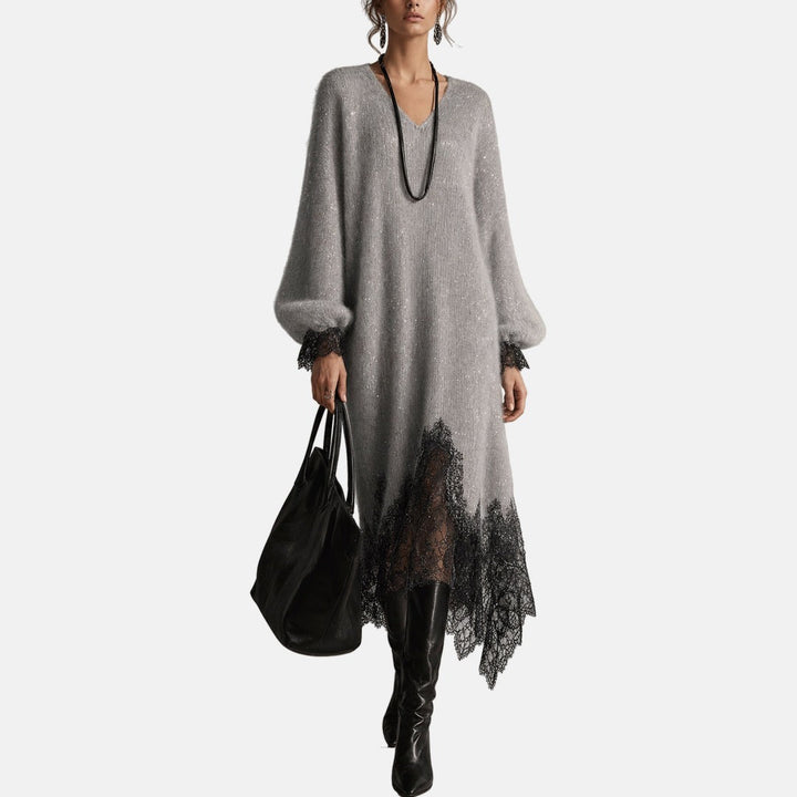 Mireille™ Strickkleid in Grau mit schwarzem Spitzensaum, am Model