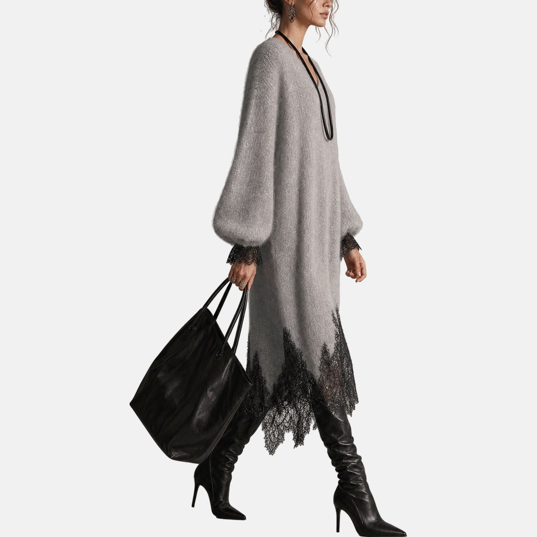 Mireille™ Strickkleid in Grau, seitliche Ansicht im Gehen