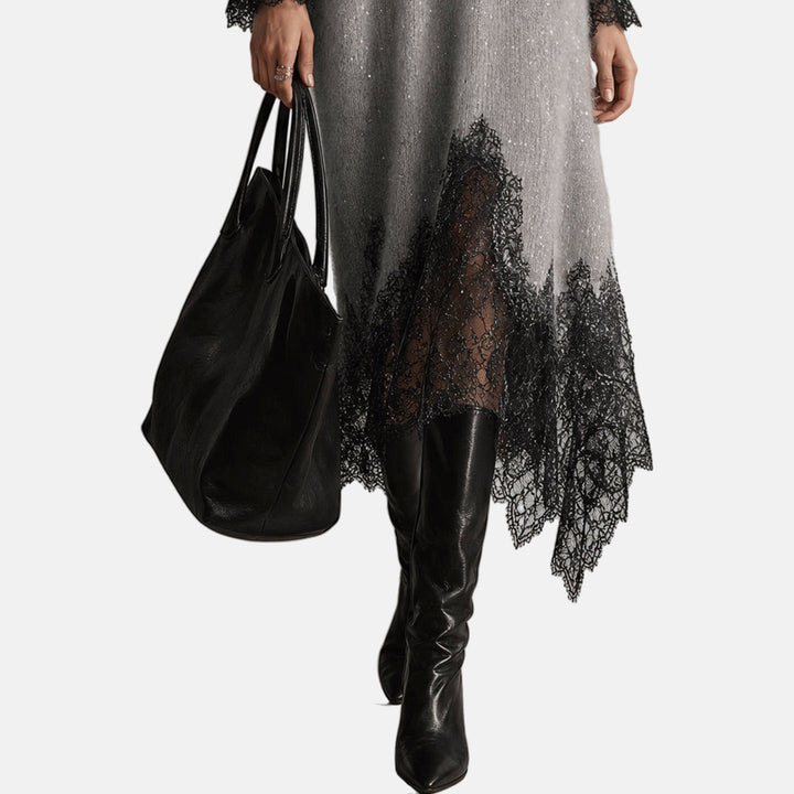 Mireille™ Strickkleid in Grau, Detail des asymmetrischen Spitzensaums