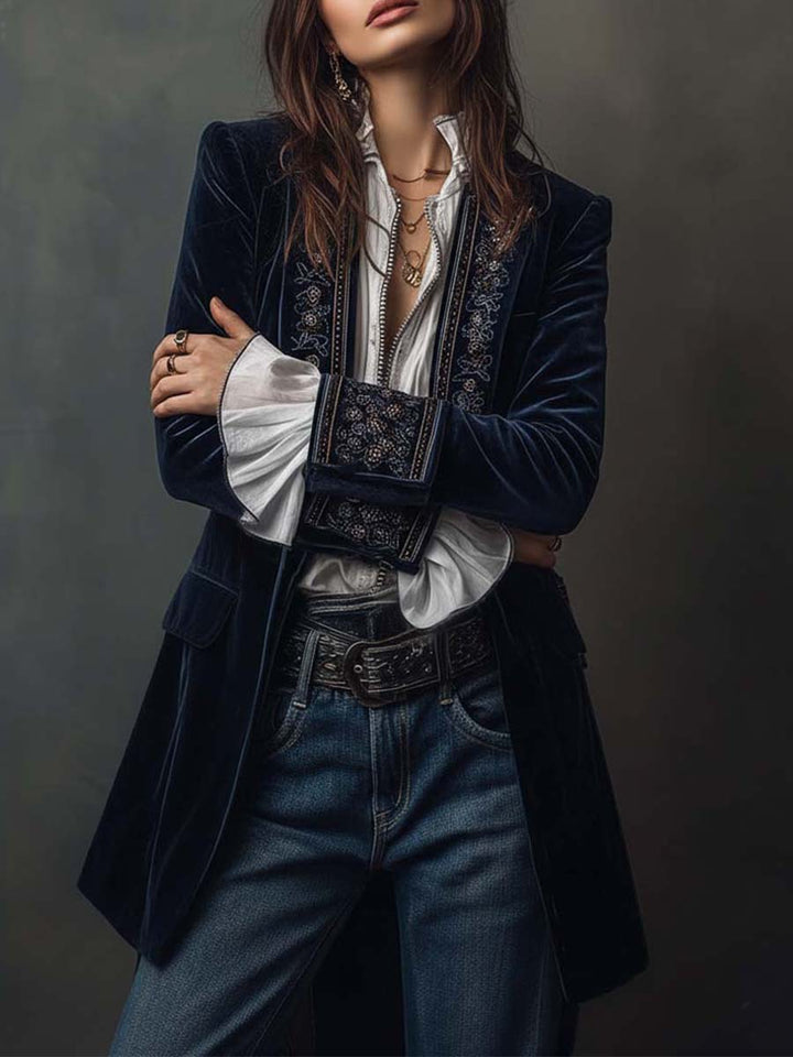Athénaïs™ Gehrock-Jacke in Marineblau – mit verschränkten Armen