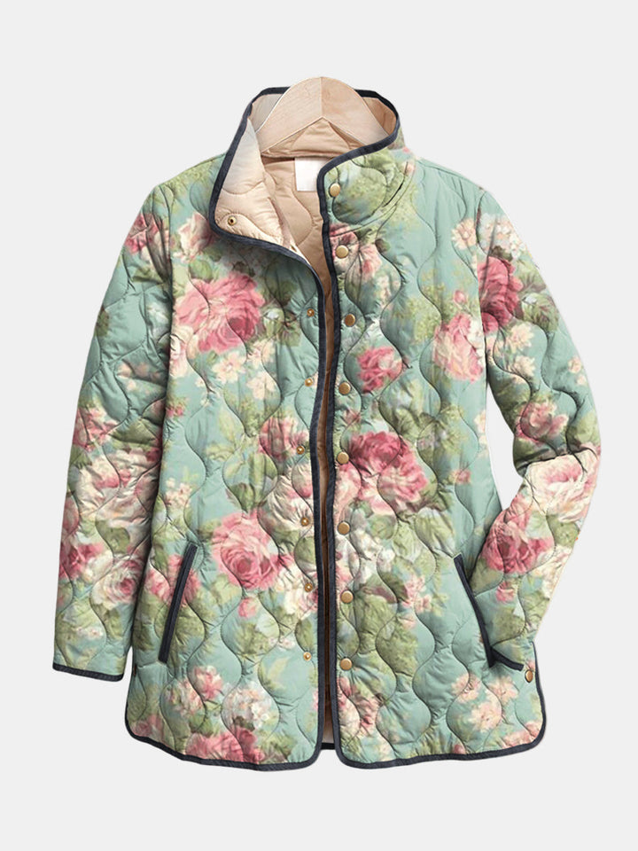 Claire™ Steppjacke in Salbeigrün mit großen Rosen, Vorderansicht