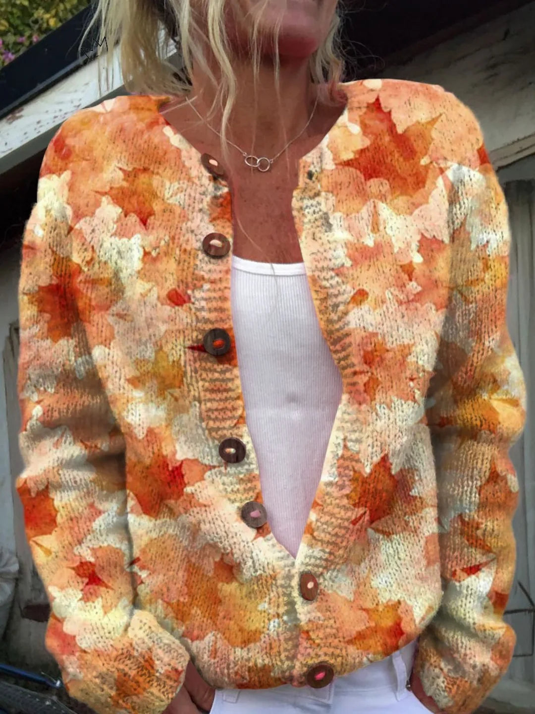 Briarwood™ Strickjacke in Creme mit Herbstlaub-Motiv in Orange und Rot