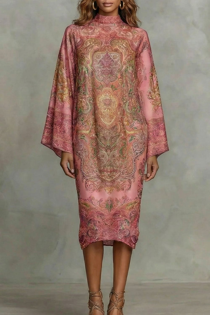 Marélienne Midikleid in Rosé mit Barockdruck – Vorderansicht mit Kimonoärmeln und Stehkragen