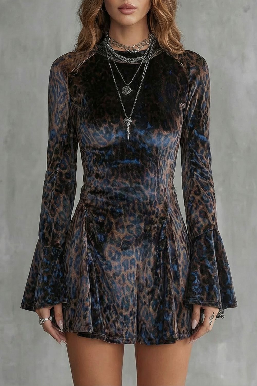 Bellanca Minikleid mit Leopardenmuster in Braun, Blau und Schwarz – Vorderansicht mit Trompetenärmeln