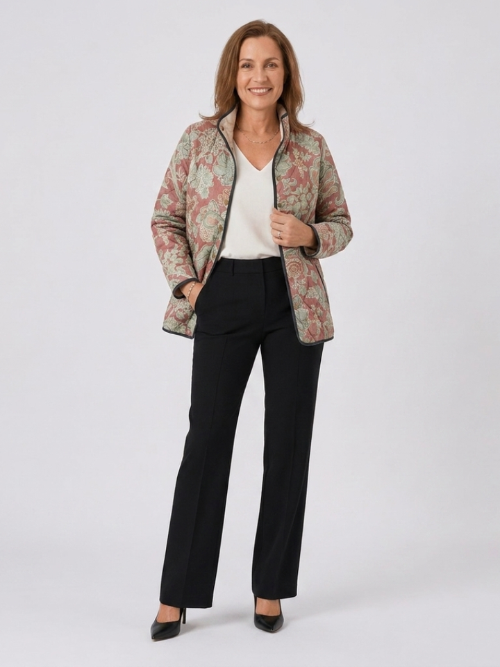 Paulette™ Steppjacke mit Damastmuster in Terrakotta, am Model