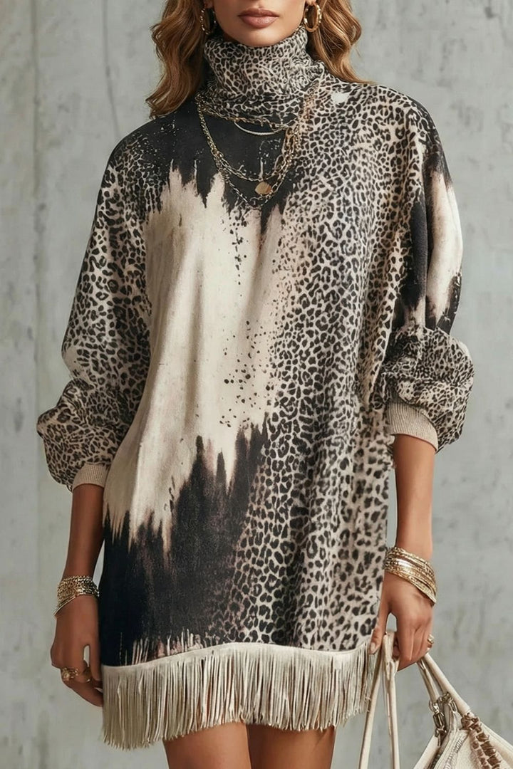 Solenne Minikleid mit Leopardendruck – Vorderansicht mit Rollkragen und cremefarbenem Fransensaum