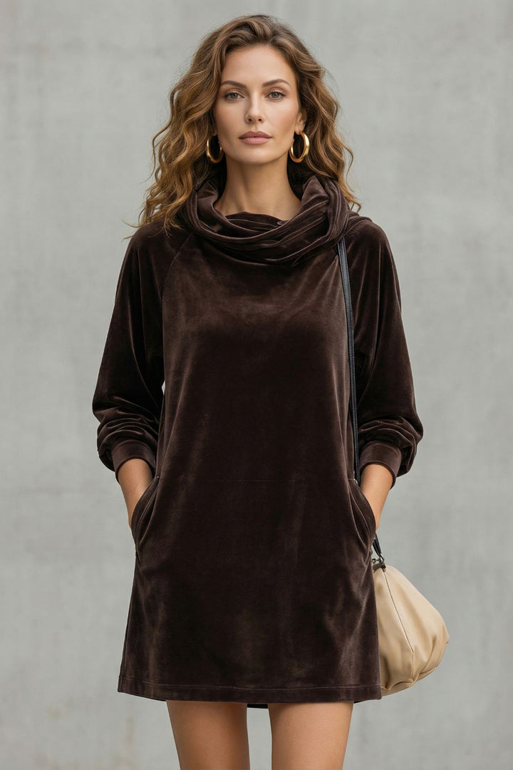 Dunkelbraunes Samt-Minikleid mit Cowl-Ausschnitt und Raglanärmeln, ganze Länge