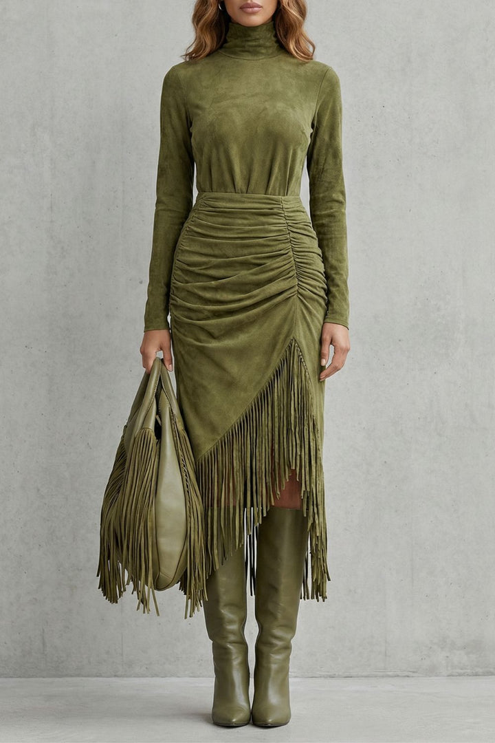 Soléna Midikleid in Olivgrün aus Wildlederoptik mit Rollkragen und Fransenbesatz, Vorderansicht