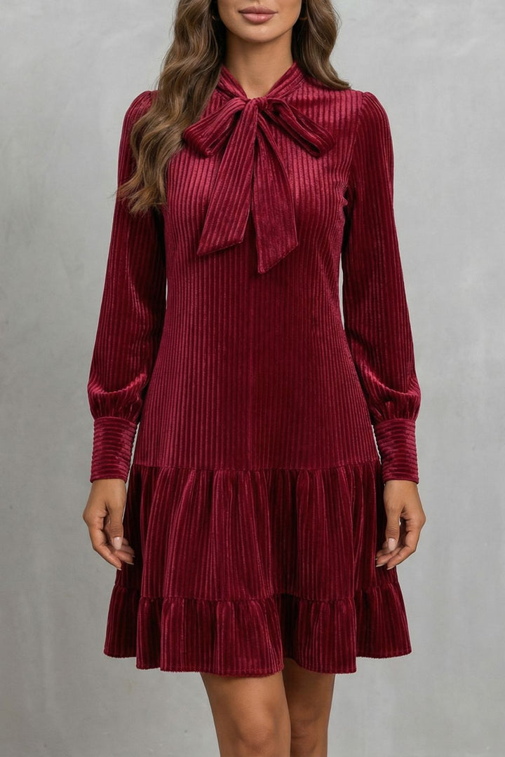 Valeriane Cord-Minikleid in Bordeaux, Vorderansicht mit Schleifenkragen