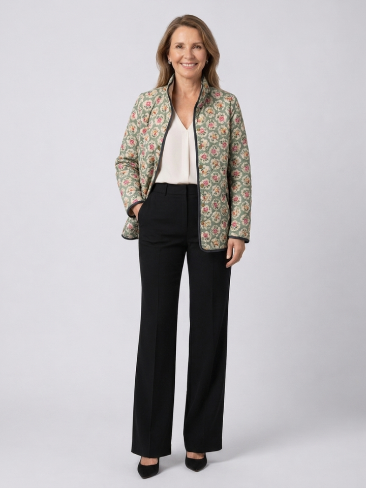 Amélie™ Steppjacke mit feinem Rosenmuster auf Mandelgrün, am Model