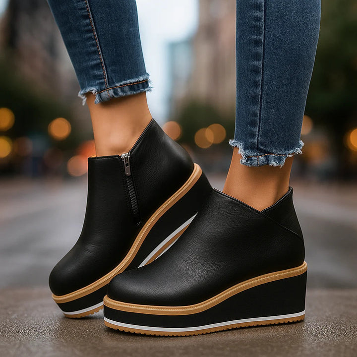 Coralie™ Keil-Stiefeletten in Schwarz, getragen zur Jeans