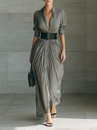 Zéphyrine™ | Plissiertes Maxikleid mit Reverskragen und Gürtel