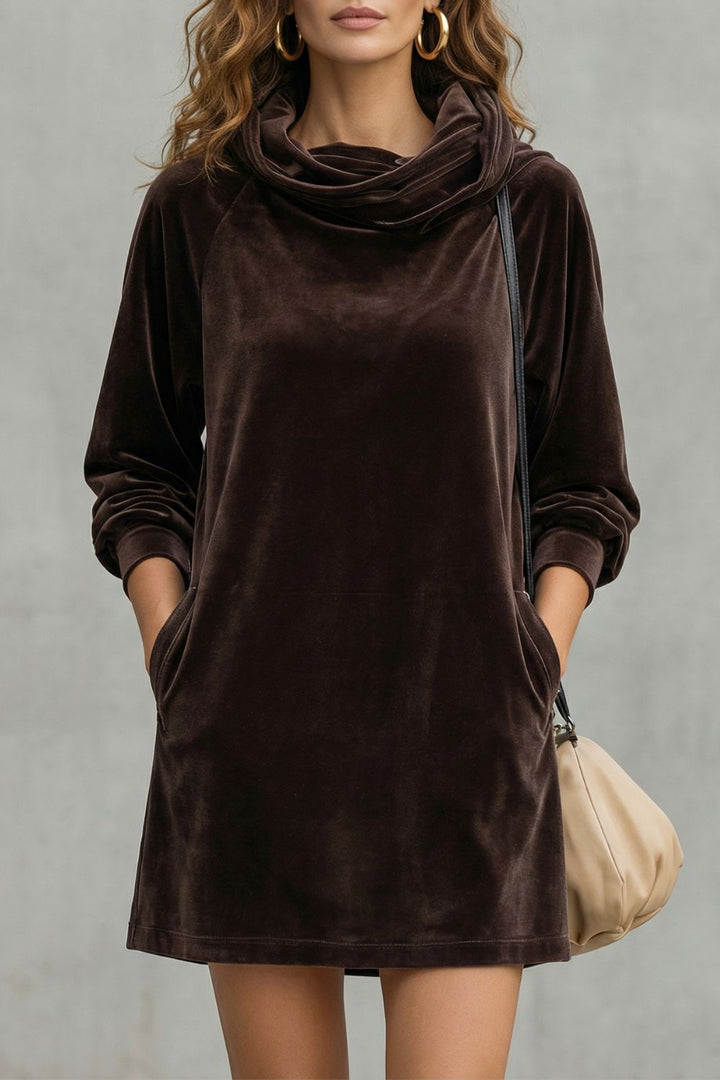 Dunkelbraunes Samt-Minikleid mit drapiertem Cowl-Ausschnitt, Vorderansicht