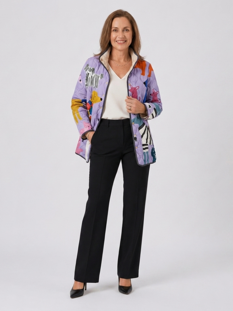 Michèle™ Steppjacke in Flieder mit Hundemotiven, am Model