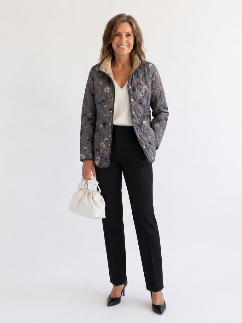 Nadine™ Steppjacke in Grau mit Trockenblumen-Print, am Model