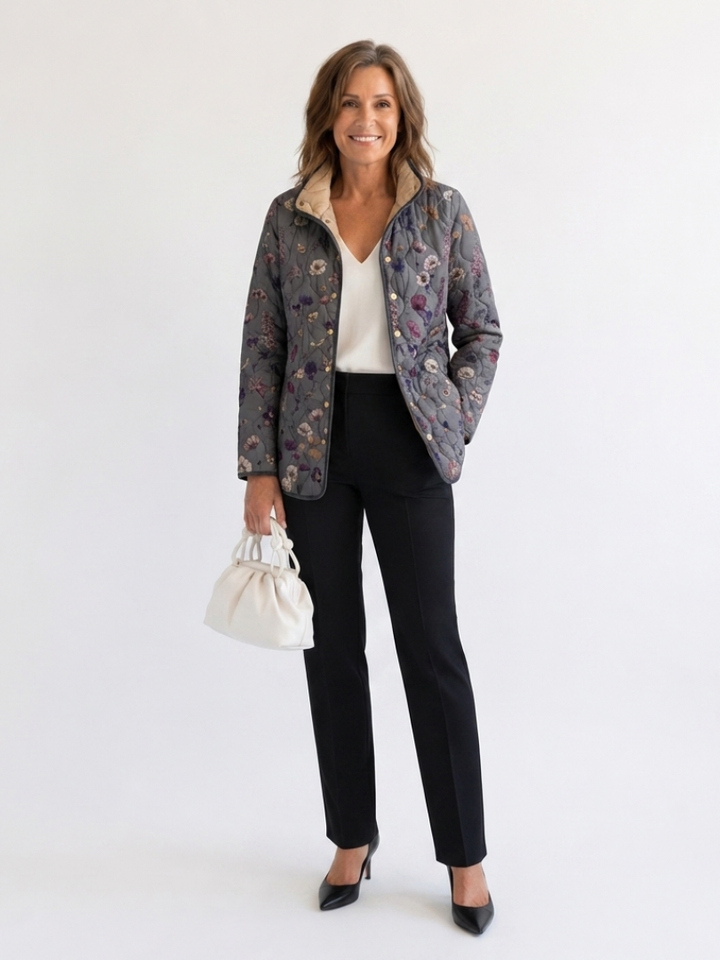 Nadine™ Steppjacke in Grau mit Trockenblumen-Print, am Model
