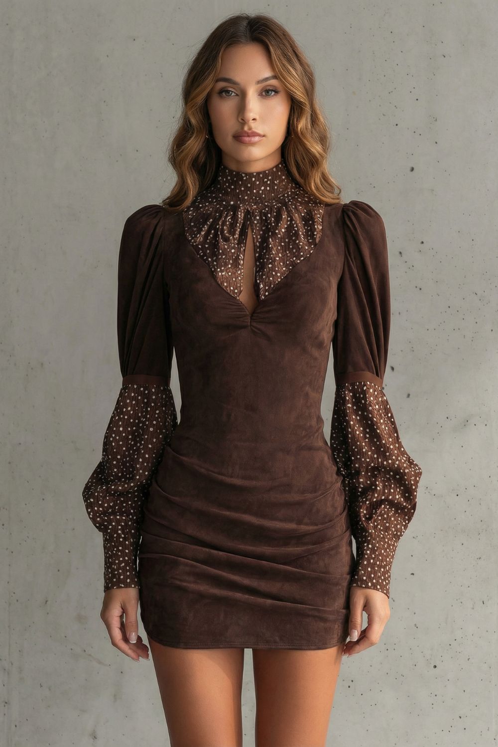 Serelinne Minikleid in Kaffee – Ganzkörperansicht von vorne