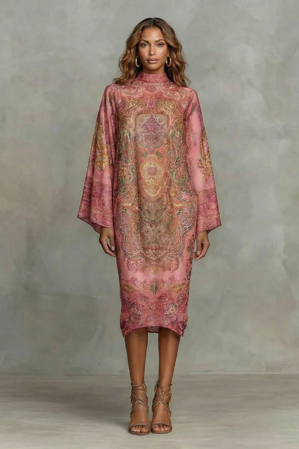 Marélienne Midikleid in Rosé mit Barockdruck – Ganzkörperansicht von vorne