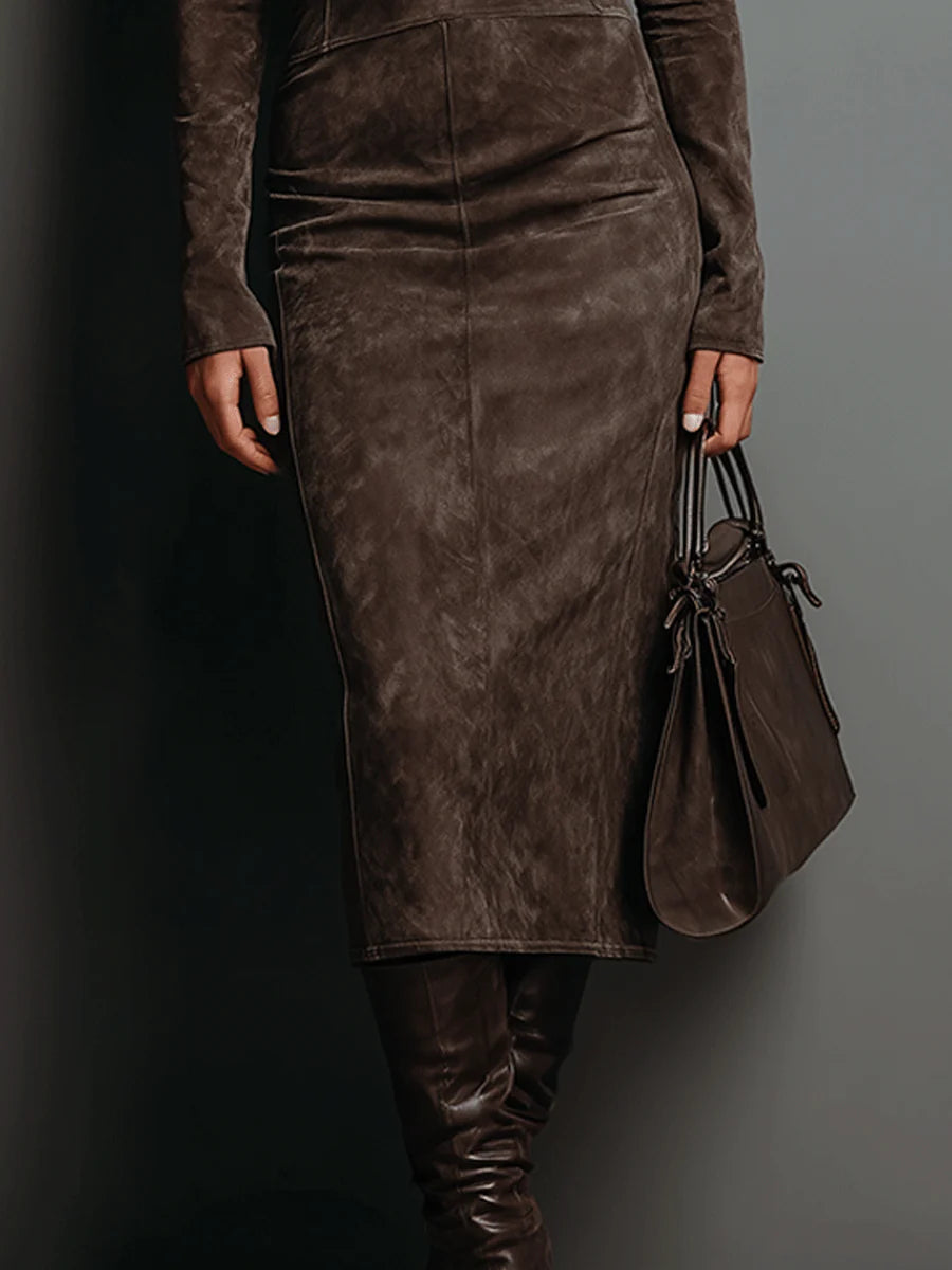 Lorène Midikleid in Braun, Detail von Rock und Midilänge