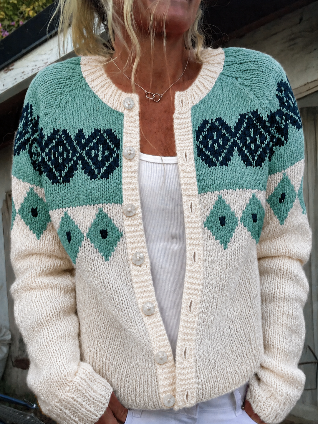 Tiverly™ Strickjacke in Creme mit geometrischem Norwegermuster in Türkis und Marineblau