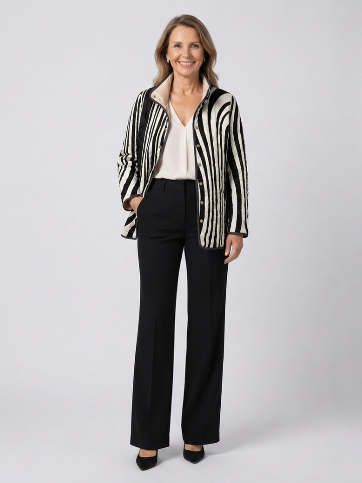 Sylvie™ Steppjacke mit geschwungenen Streifen in Schwarz und Creme, am Model