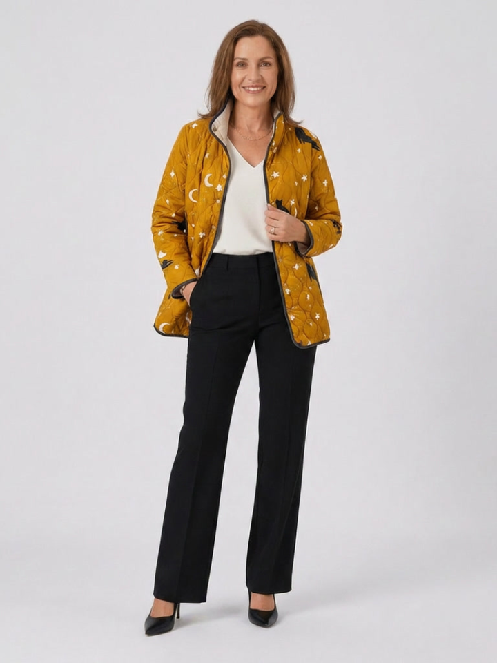 Nicole™ Steppjacke in Ocker mit Katzen und Sternen, am Model