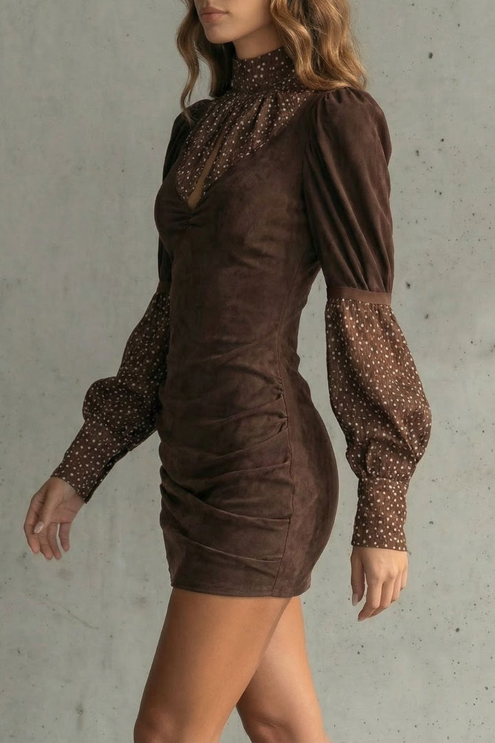 Serelinne Minikleid in Kaffee – Seitenansicht mit seitlich gerafftem Rock