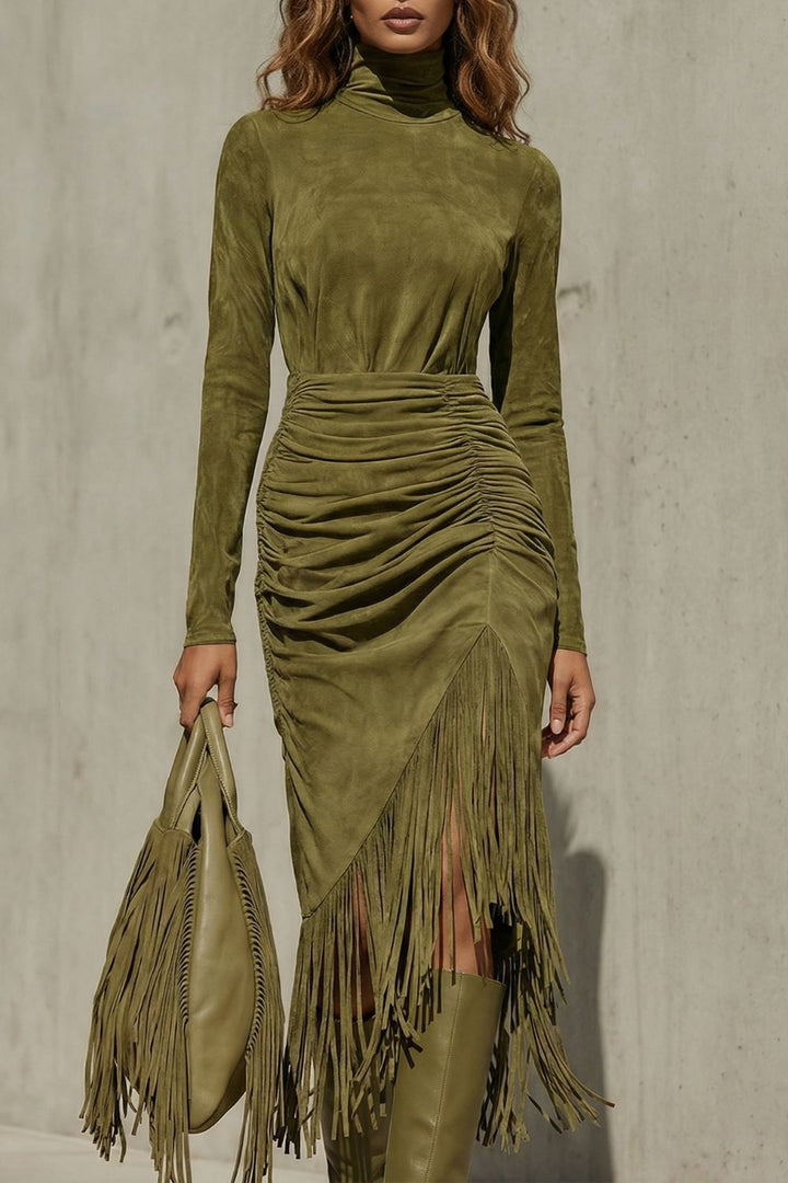 Soléna Midikleid in Olivgrün, Detailansicht der Raffung an der Hüfte und des Fransenbesatzes