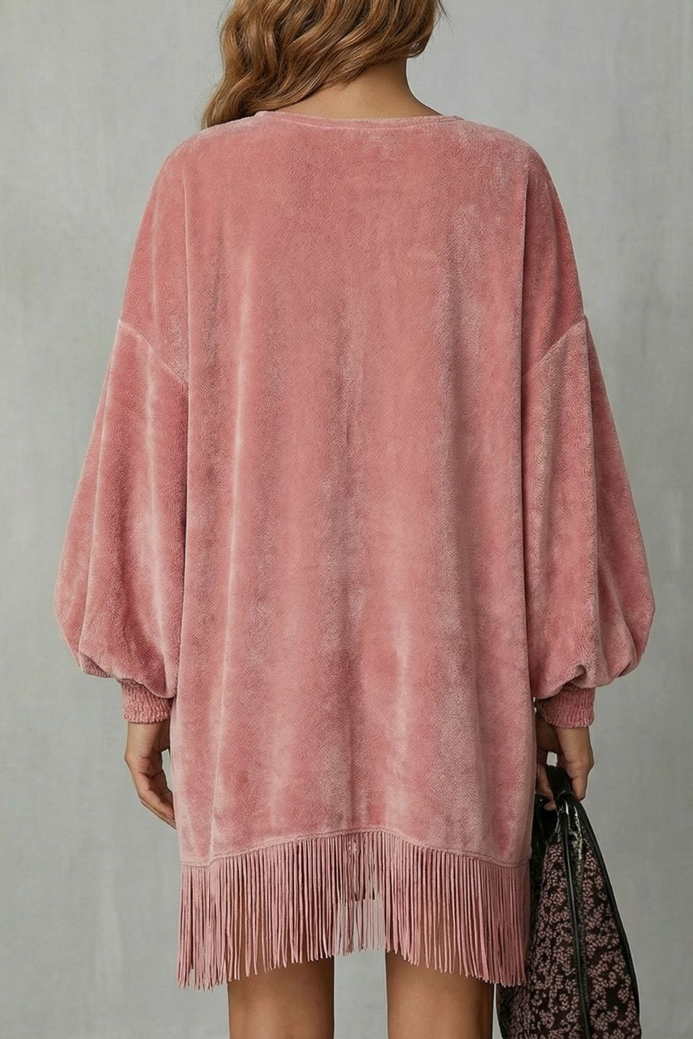 Bellurie Samt-Minikleid in Rosa, Rückansicht mit Fransensaum
