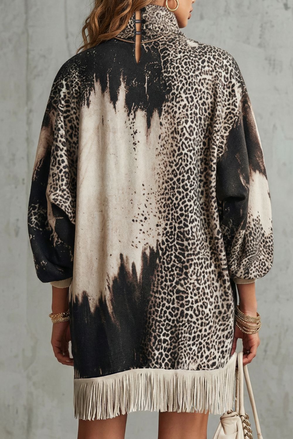 Solenne Minikleid mit Leopardendruck – Rückansicht mit Fransensaum