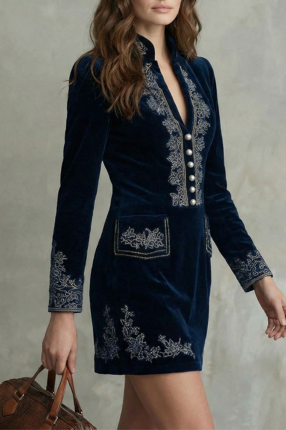 Élarine Samt-Minikleid in Marineblau, seitliche Ansicht mit bestickter Aufsatztasche und Manschette