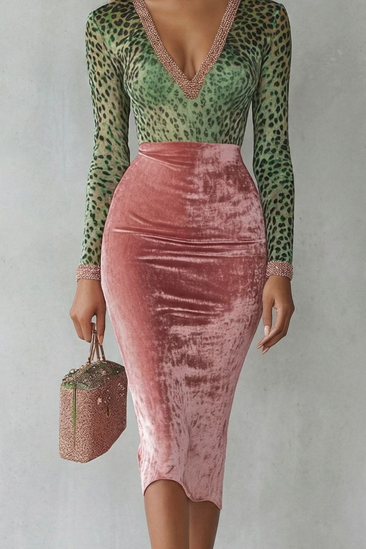 Detailaufnahme des tiefen V-Ausschnitts mit Perlenbesatz am Virelline Midikleid