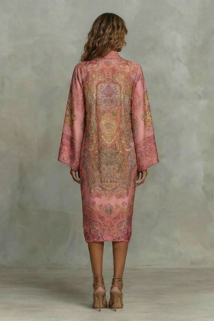 Marélienne Midikleid in Rosé mit Barockdruck – Rückansicht