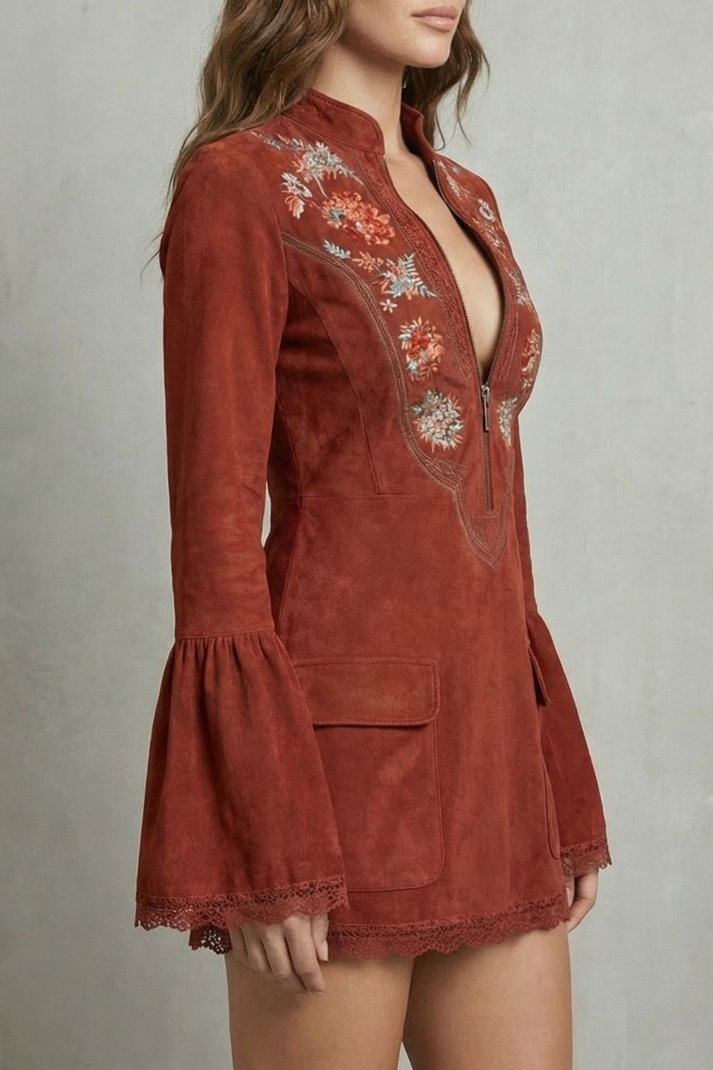 Rosavine Minikleid in Rot in der Seitenansicht mit Pattentasche und Spitzenbesatz