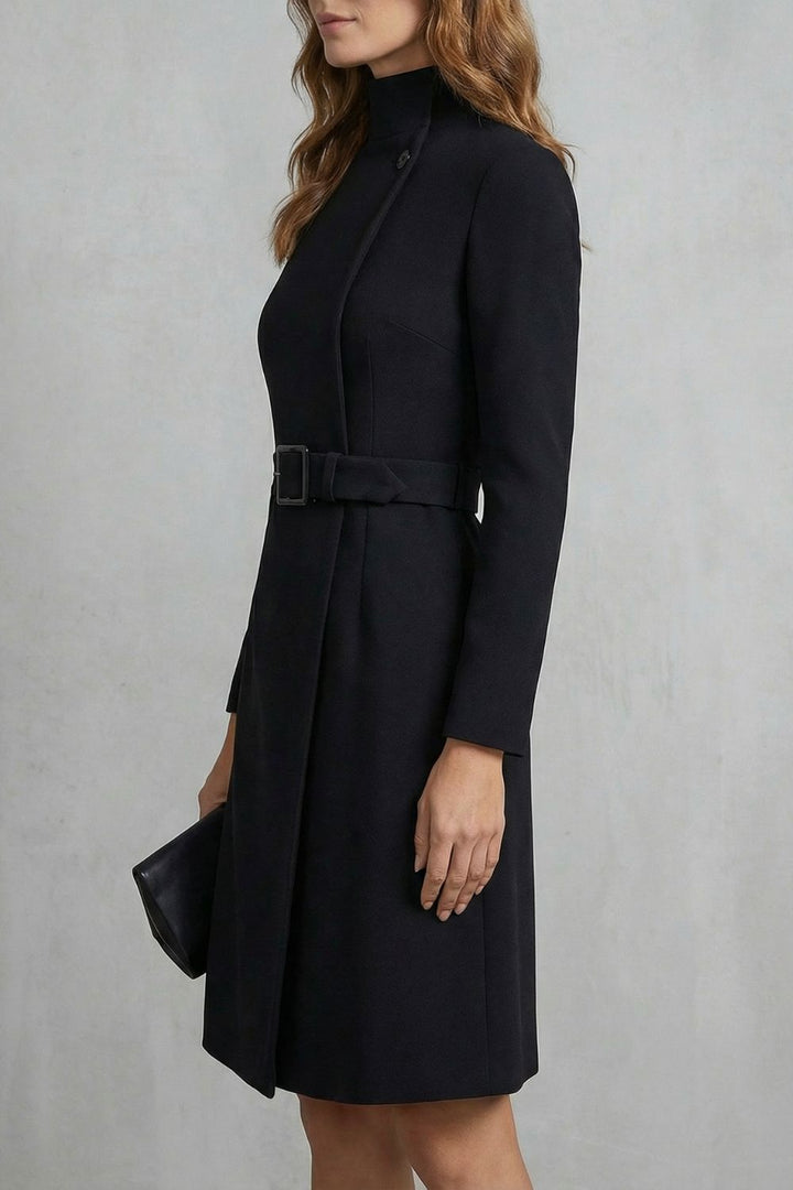 Nivara Kleid in Schwarz, Seitenansicht mit asymmetrischer Knopfleiste