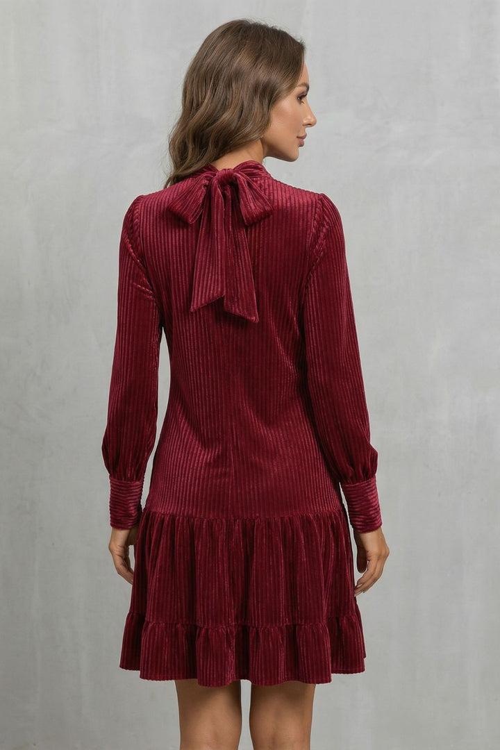Valeriane Cord-Minikleid in Bordeaux, Rückansicht mit im Nacken gebundener Schleife