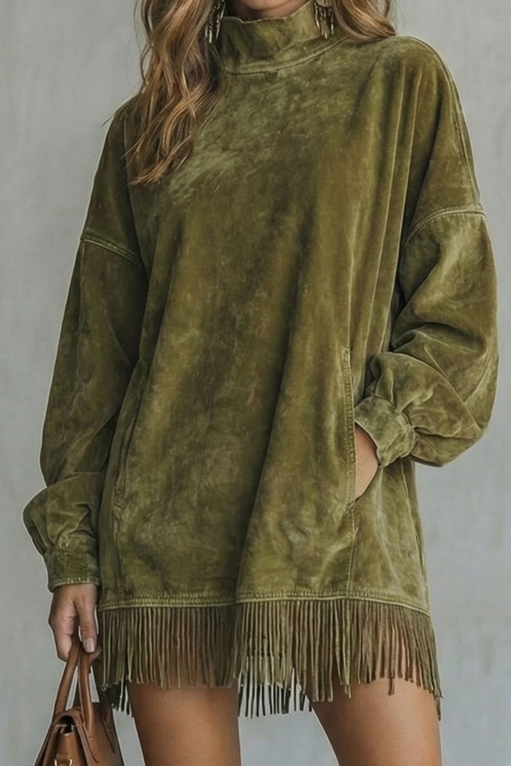 Viretta Minikleid in Olivgrün mit Detailansicht von Paspeltasche und Fransensaum