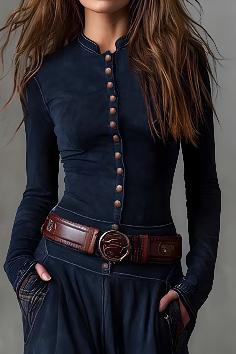 Mara Maxikleid in Blau – Detailansicht von Stehkragen und durchgehender Knopfleiste
