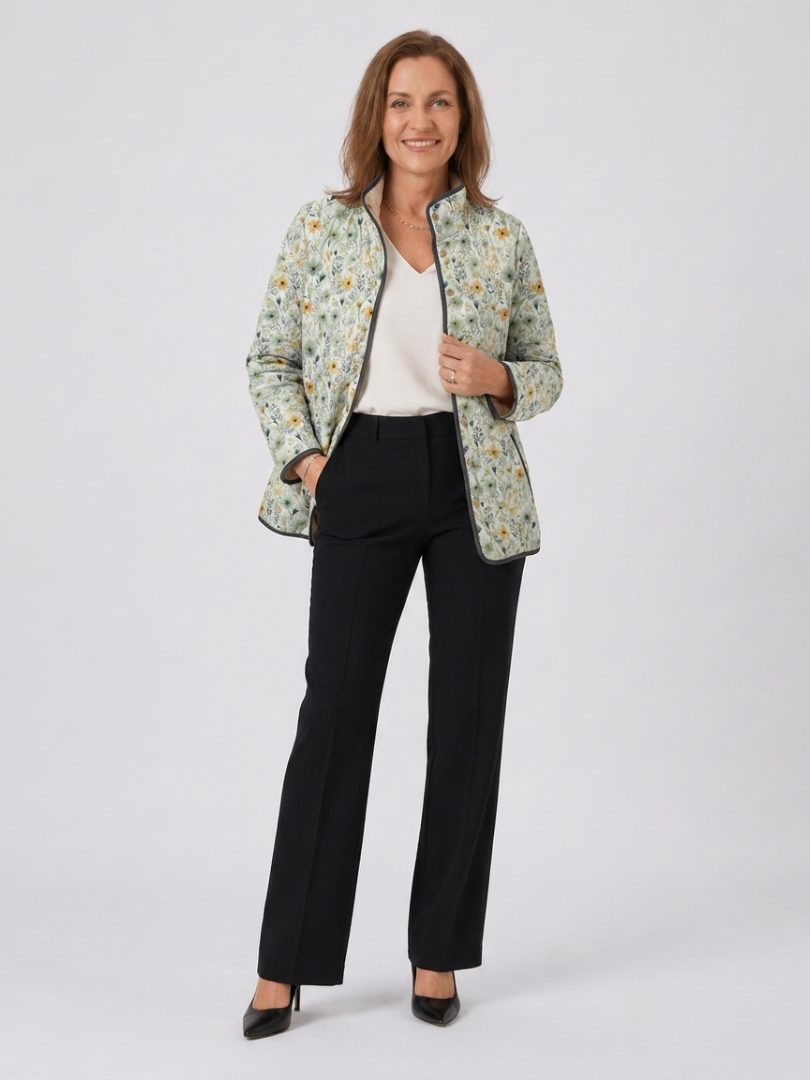 Brigitte™ Steppjacke in Creme mit Streublumen, am Model