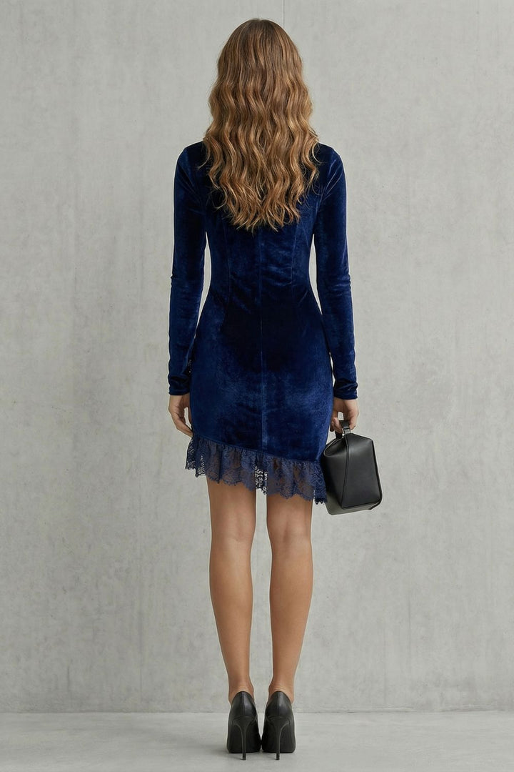 Marzéra Samtkleid in Marineblau in der Rückansicht mit Spitzensaum