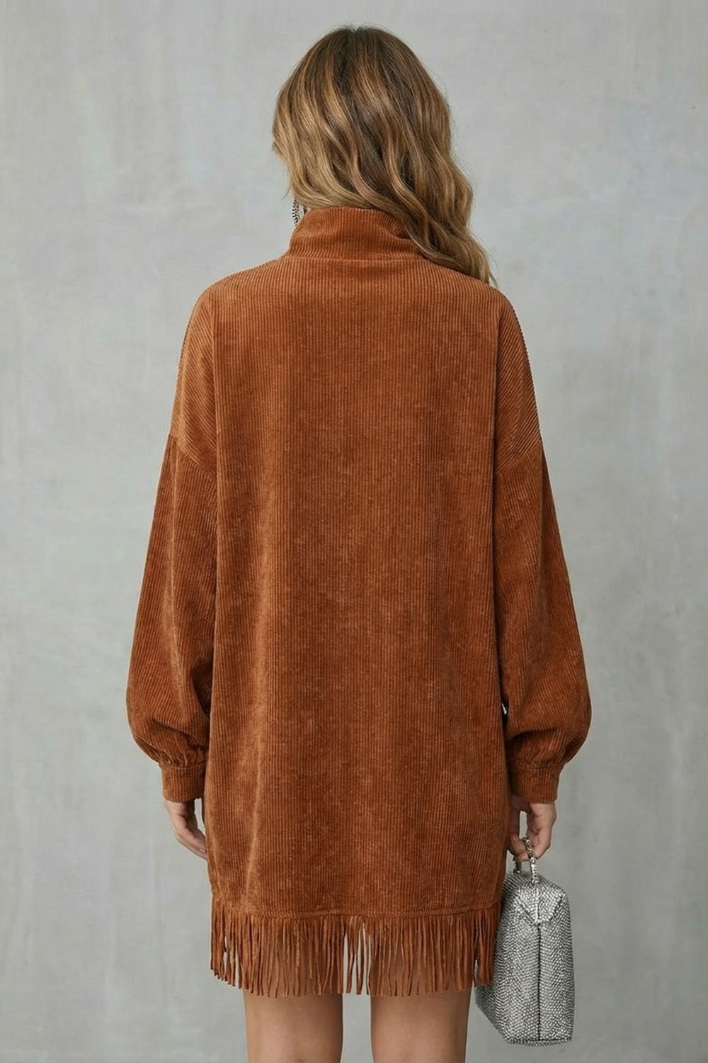 Castellaine Cord-Minikleid in Braun, Rückansicht mit Fransensaum