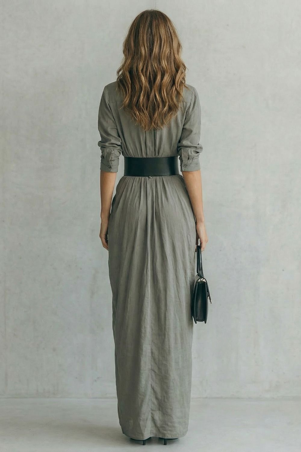 Solenzia Maxikleid in Grau, Rückansicht mit langen Ärmeln und Knopfmanschette