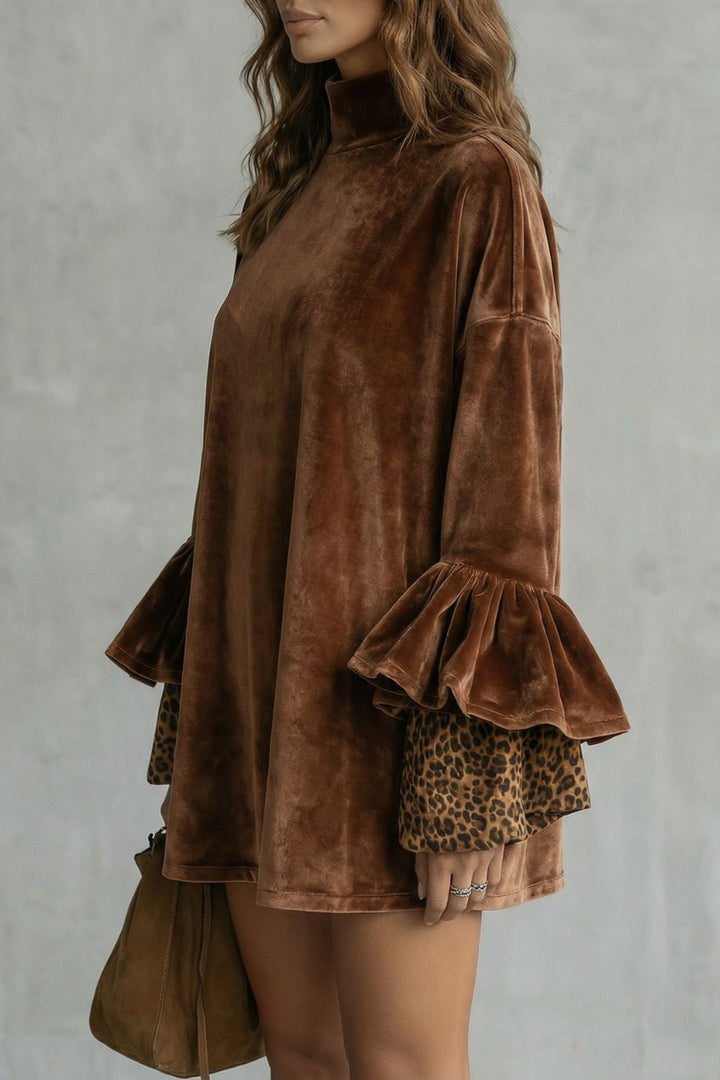 Velanique Samt-Minikleid in Braun, Seitenansicht mit Samtvolant und Leopardenmanschette