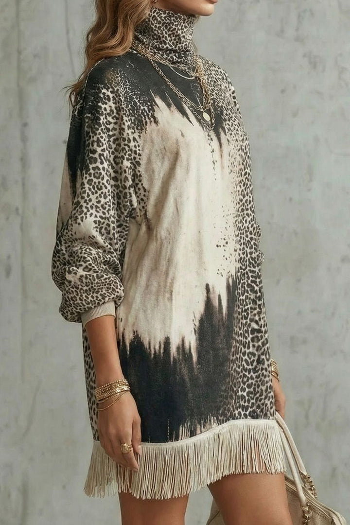 Solenne Minikleid mit Leopardendruck – Seitenansicht mit überschnittener Schulter und Rippbündchen