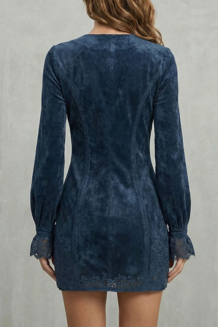 Avenelle Minikleid in Marineblau, Rückansicht mit Zierborten und Spitzensaum