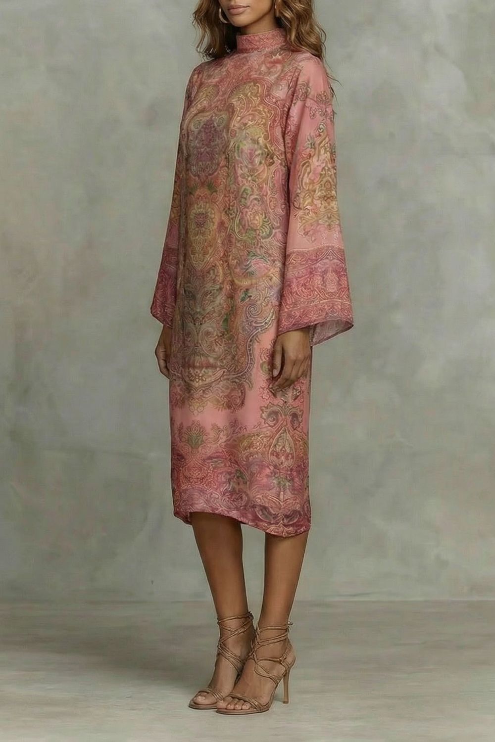 Marélienne Midikleid in Rosé mit Barockdruck – Seitenansicht mit weitem Kimonoärmel
