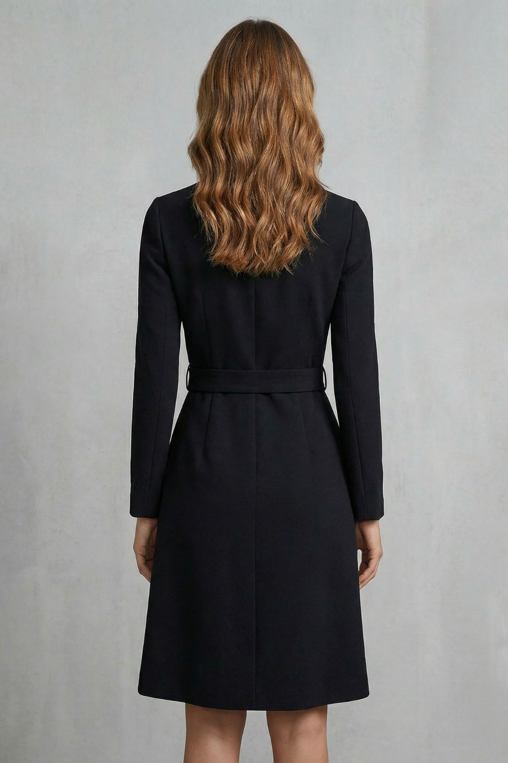 Nivara Kleid in Schwarz, Rückansicht mit umlaufendem Stoffgürtel