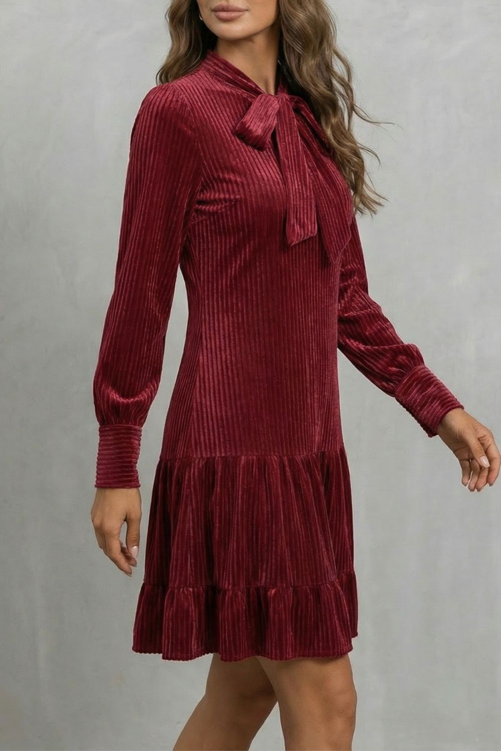 Valeriane Cord-Minikleid in Bordeaux, Seitenansicht mit sichtbarer Cord-Struktur