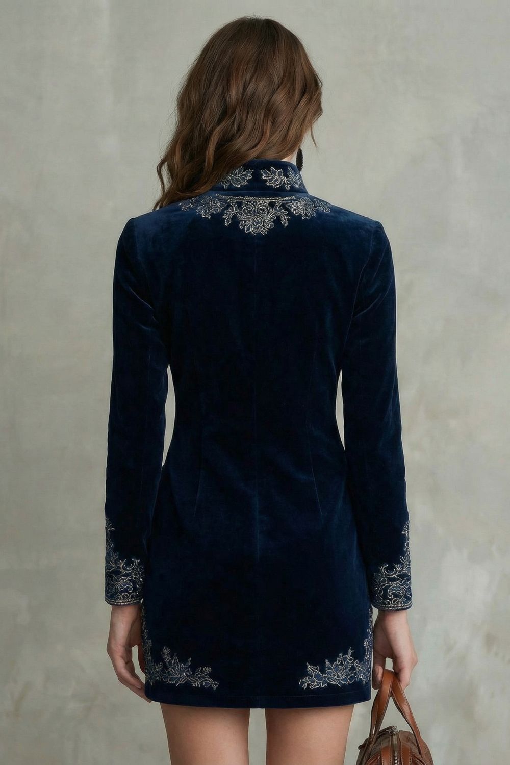 Élarine Samt-Minikleid in Marineblau, Rückansicht mit Stickerei an Kragen, Manschetten und Saum